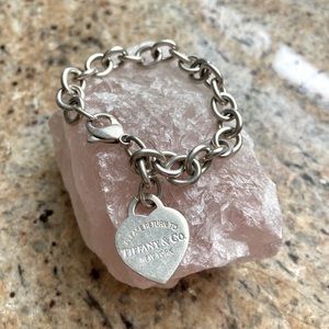 EUC classic TIFFANY & CO. chain link bracelet with heart shaped charm